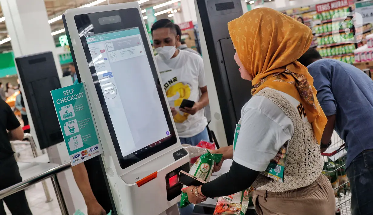 Pengunjung melakukan transaksi secara digital di toko digital Scan and Go, CBD Ciledug, Tangerang, Banten, Rabu (8/3/2023). Sejumlah sektor usaha yakni ritel, makanan minuman, dan fesyen diprediksi bakal melonjak saat momen Ramadan tahun ini. (Liputan6.com/Angga Yuniar)