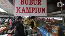 Warga memilih menu makanan khas Sumatera Barat yang dijajakan di kawasan Food Street Kramat, Jakarta, Jumat (30/4/2021). Kawasan yang menjual beragam menu makanan khas Sumatera Barat selalu ramai dikunjungi pecinta kuliner terutama jelang waktu berbuka puasa. (Liputan6.com/Helmi Fithriansyah)