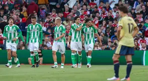 Arsenal's Swedish striker #17 Christos Tzolis (R) reacts as Real Betis' Spanish midfielder #08 Pablo Fornals celebrates scoring the team's third goal during the friendly pre-season football match between Arsenal and Real Betis, at the Aviva Stadium in Dublin, Ireland on August 5, 2026.

Paul Faith / AFP