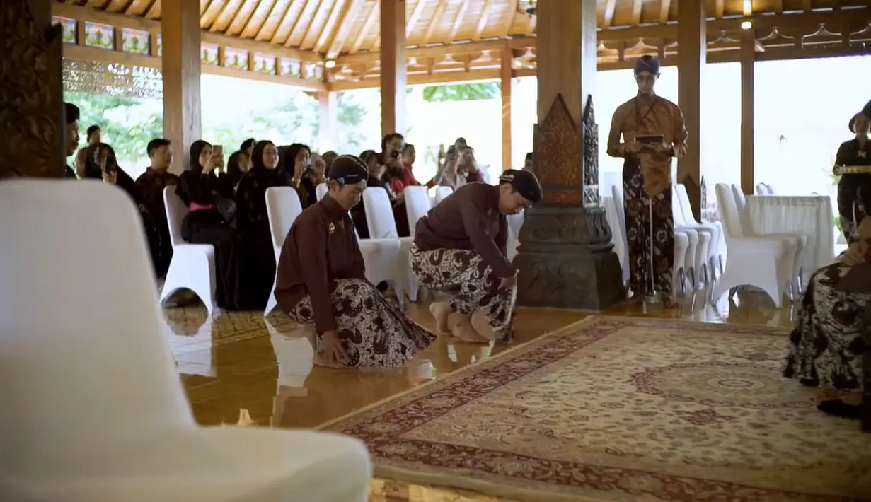 Soimah Pancawati bersyukur salah satu tugasnya orangtua ruwat dua anak laki-lakinya berjalan lancar. Ia pun berharap dua anaknya bisa terbebas dari mala petaka. [Instagram/showimah]