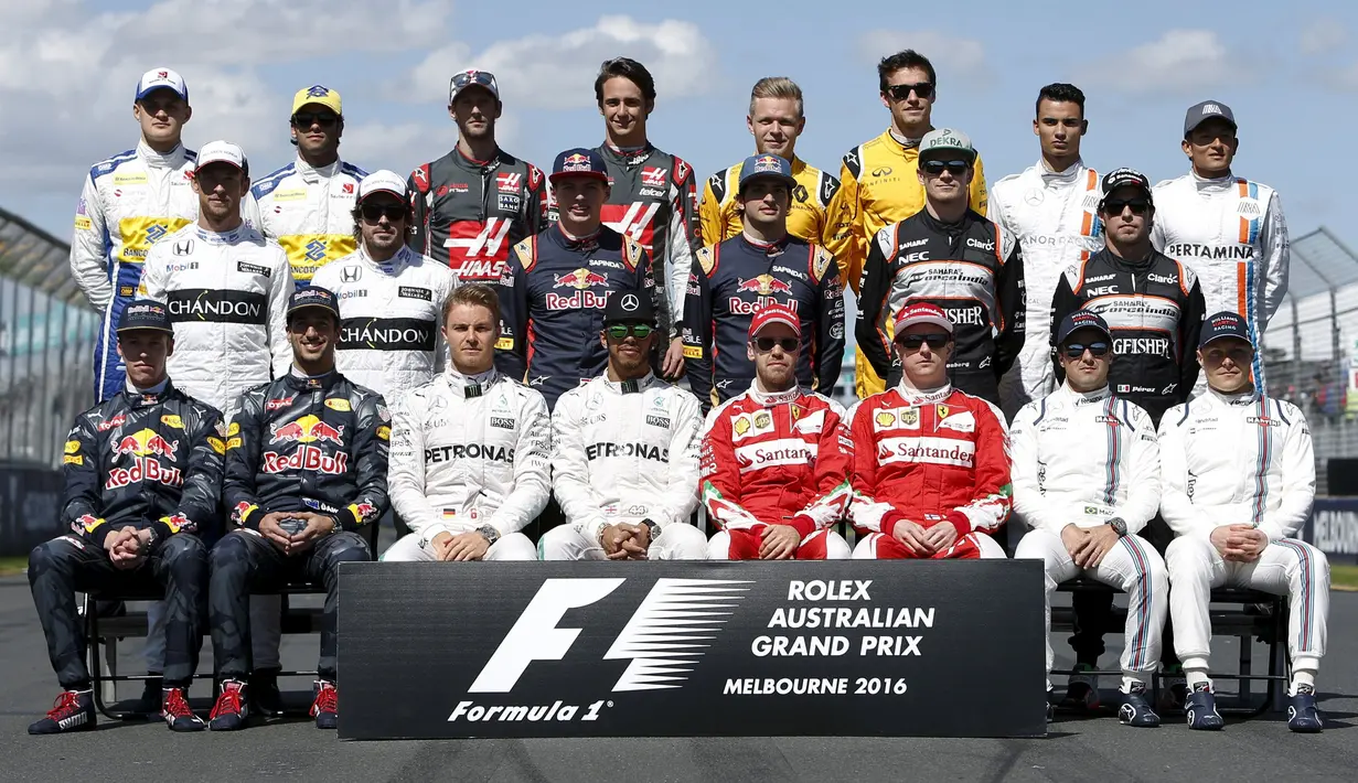 Rio Haryanto berfoto bersama seluruh pebalap F1 sebelum memulai balapan F1 GP Australia di Sirkuit Albert Park, Australia, Minggu (20/3/2016). (Reuters/Brandon Malone)