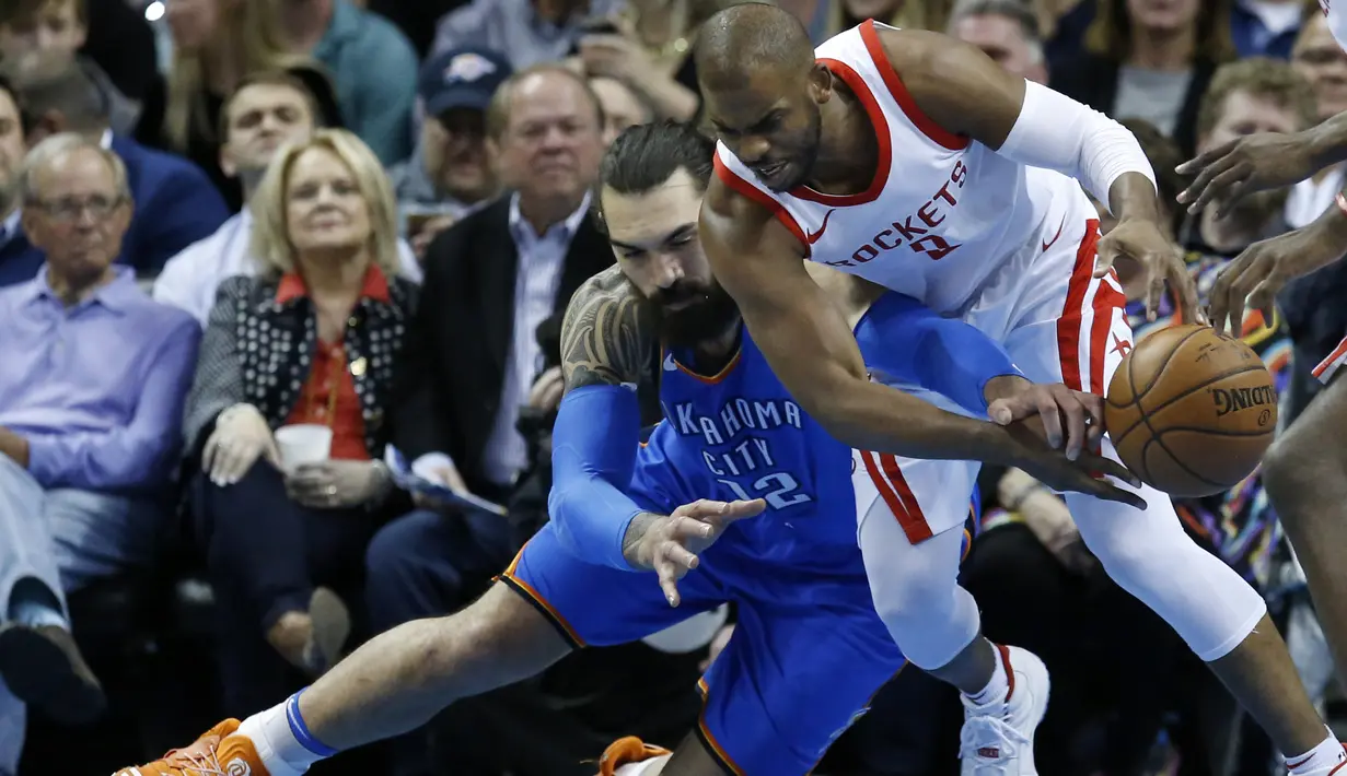 Aksi pemain Oklahoma, Steven Adams (kiri) mengadang laju pemain Rockets, Chris Paul pada laga NBA basketball game di Chesapeake Energy Arena, Oklahoma City, (6/3/2018). Rockets menang 122-112. (AP/Sue Ogrocki)