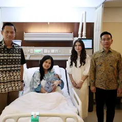 Intip gaya busana Selvi Ananda saat menjenguk Annisa Pohan setelah melahirkan anak kedua (@setwapres.ri)
