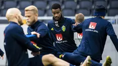 Penyerang Swedia Alexander Isak (tengah) melakukan pemanasan dengan rekan satu timnya selama sesi latihan di Friends Arena di Solna, Senin (11/10/2021). Duel antara Swedia vs Yunani pada lanjutan Kualifikasi Piala Dunia 2022 zona Eropa Grup B pada Rabu dini hari WIB. (LUNDAHL/TT News Agency/AFP)