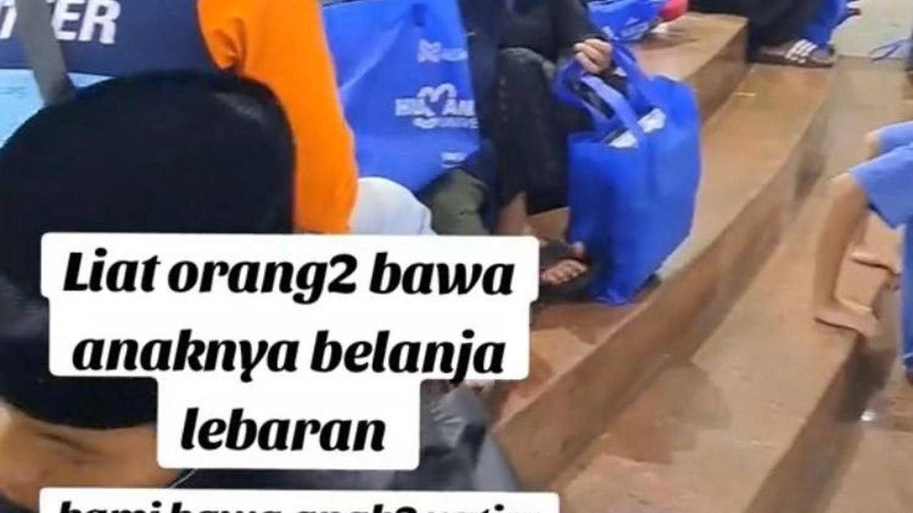 Usai membeli keperluannya masing-masing, mereka pun duduk di depan supermarket sambil melihat barang yang sudah dibelikan untuk mereka.