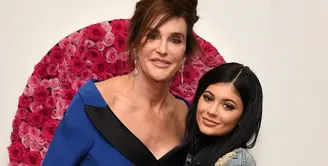 Caitlyn Jenner menghilang dari video kelahiran anak Kylie Jenner. Dilansir dari HollywoodLife, Caitlyn sendiri tengah berada di luar negeri. (Entertainment Tonight)