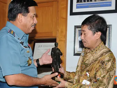 Citizen6, Jakarta: Panglima TNI beserta rombongan mendapatkan penjelasan dari pemandu kegiatan yang
menceritakan tentang rangkaian peristiwa berdasarkan arsip nasional. (Pengirim: Badarudin Bakri)