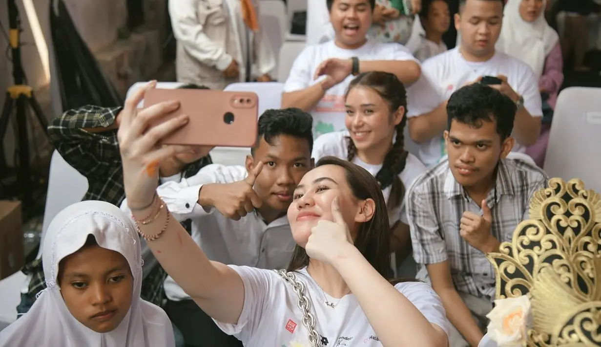 "Doa yang terbaik niat yang positif sesuatu hal yang positif akan mendapatkan hasil yang terbaik❤️😍 semangat kalian❤️," tulis seorang netizen mendoakan Aaliyah Massaid dan Thariq Halilintar. [Foto: Instagram @aaliyah.massaid]
