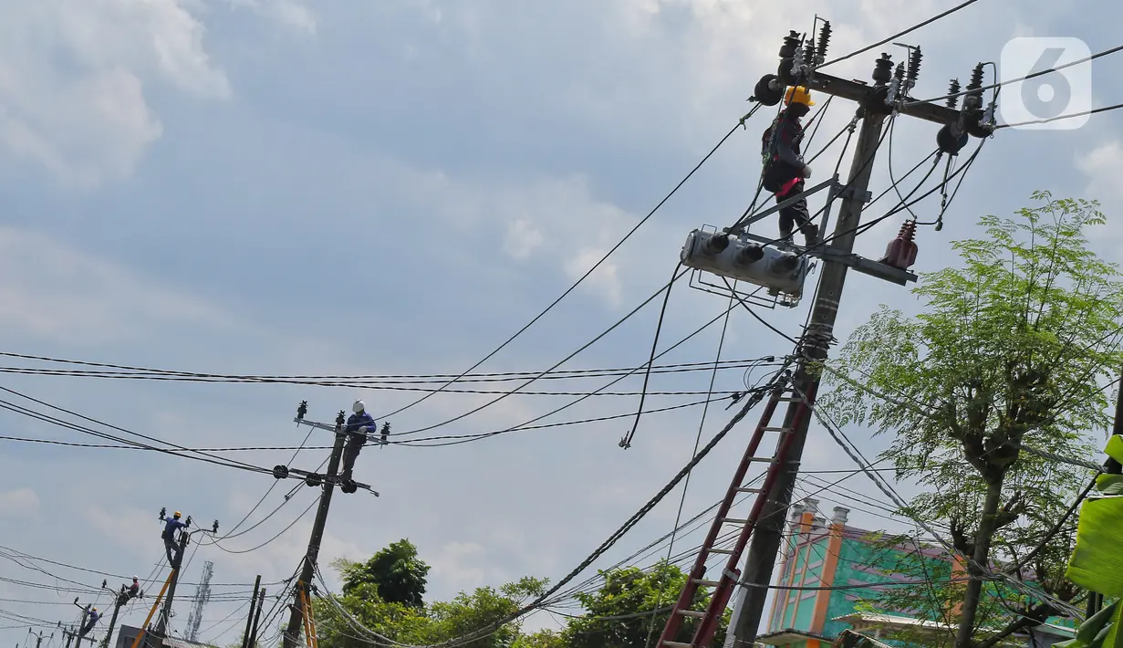Petugas melakukan perawatan kabel listrik di kawasan Kosambi, Tangerang, Senin (9/1/2023). Pemerintah tidak menaikkan tarif listrik periode Januari hingga Maret 2023 untuk 13 golongan pelanggan non subsidi. (Liputan6.com/Angga Yuniar)