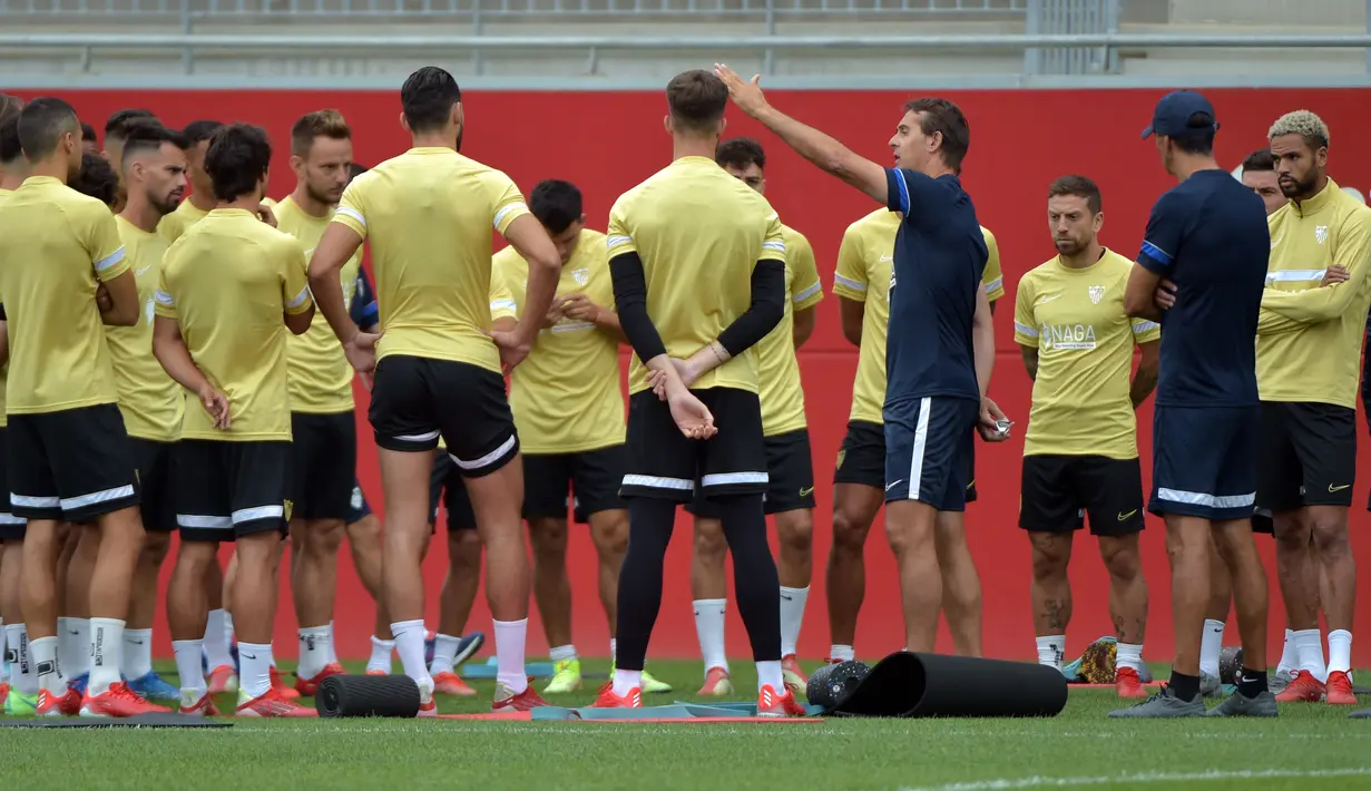 Pelatih Sevilla, Julen Lopetegui berbicara kepada para pemain selama sesi Latihan di Ciudad Deportiva Jose Ramon Cisneros Palacios di Seville, Senin (13/9/2021). Sevilla akan menjamu RB Salzburg dalam laga pembuka fase grup Liga Champions pada Selasa, 14 September 2021. (CRISTINA QUICLER/AFP)