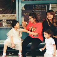 Keluarga Anang Hermansyah. (Instagram/azriel_hermansyah)