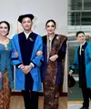 Hadiri wisuda Zahwa Massaid, Aaliyah Massaid tampil memesona dalam kebaya kutubaru bernuansa merah muda yang lembut. Kebaya tersebut dipadukan dengan kain batik cokelat gelap sebagai rok dan selendang. [@aaliyah.massaid].