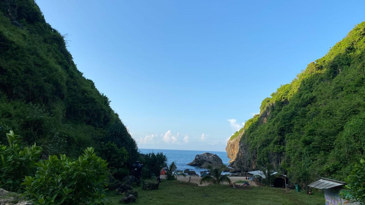 Pantai Wohkudu yang berada di Desa Girikarto, Panggang, Gunungkidul.