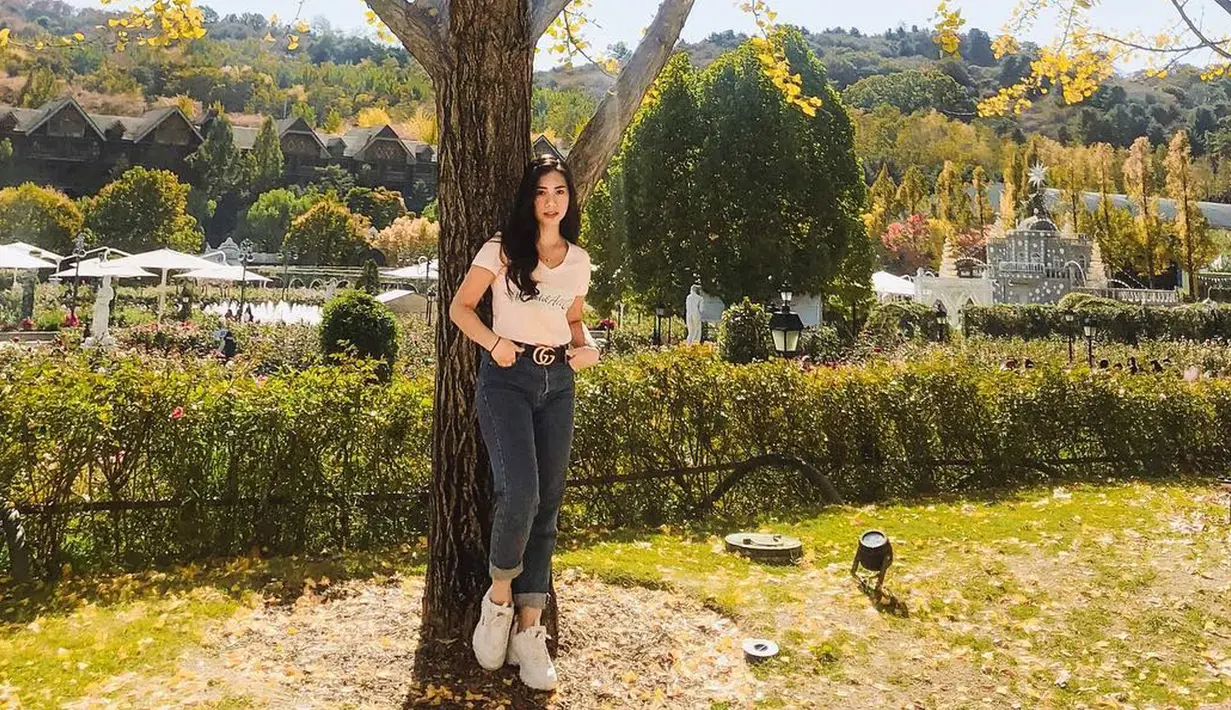 Untuk look yang lebih simple, beauty vlogger ini tampil dengan kaos polos yang cocok dipadukan dengan celana jeans abu-abu dan sneakers putih. (Liputan6.com/IG/@abellyc)