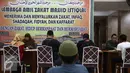Suasana pembayarkan zakat fitrah di Masjid Istiqlal, Jakarta, Jumat (1/7). Waktu pembayaran zakat fitrah dibuka hingga malam takbiran. (Liputan6.com/Faizal Fanani) 