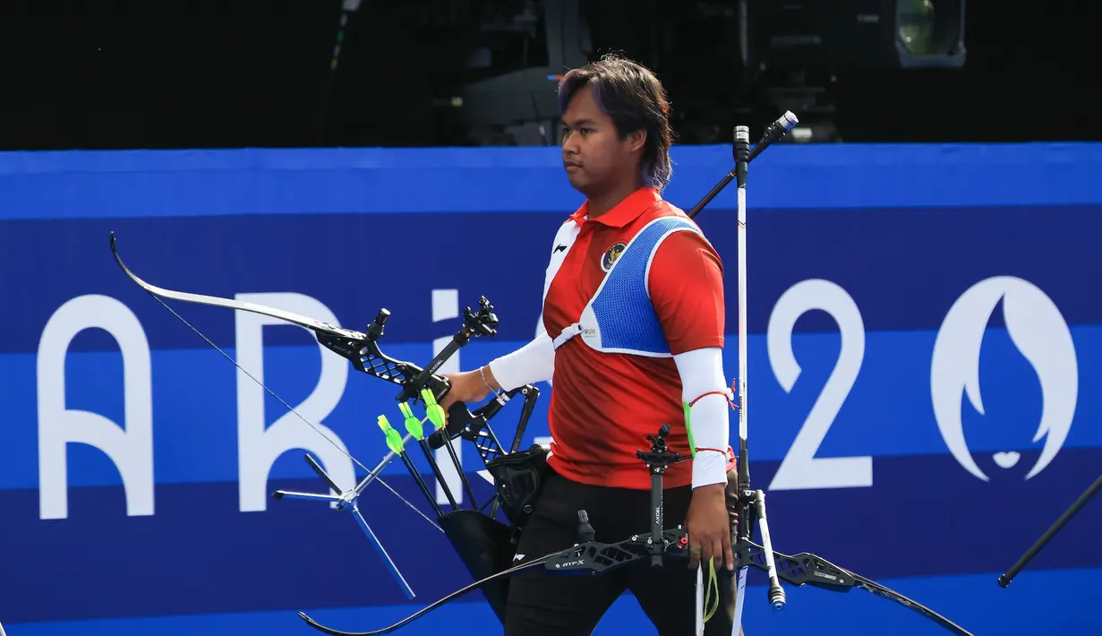 <p>Atlet panahan putra Indonesia, Arif Dwi Pangestu setelah dikalahkan wakil Chinese Taipei, Chih Chun Tan pada babak 64 besar nomor individual putra Olimpiade Paris 2024 di Les Invalides Arena, Paris, Selasa (30/7/2024). Arif Dwi Pangestu kalah 1-7. (Dok. NOC Indonesia/Naif Muhammad Al'as)</p>