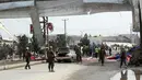 Suasana  lokasi serangan bom mobil bunuh diri yang menargetkan tentara asing di Kabul, (2/3). Serangan ini merupakan yang terbaru, setelah serangkaian kejadian serupa yang menewaskan total 130 orang dalam 2 bulan terakhir. (AP Photo / Massoud Hossaini)