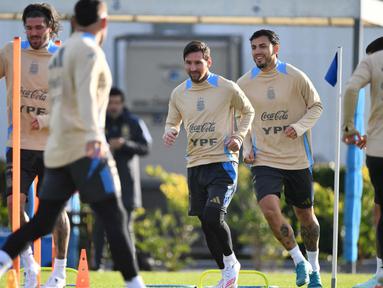 Pemain Tim Nasional (Timnas) Argentina Rodrigo De Paul, Lionel Messi dan gelandang Leandro Paredes (kiri ke kanan) mengambil bagian dalam sesi latihan di Ezeiza, provinsi Buenos Aires, Argentina pada 3 Juni 2025. (LUIS ROBAYO/AFP)