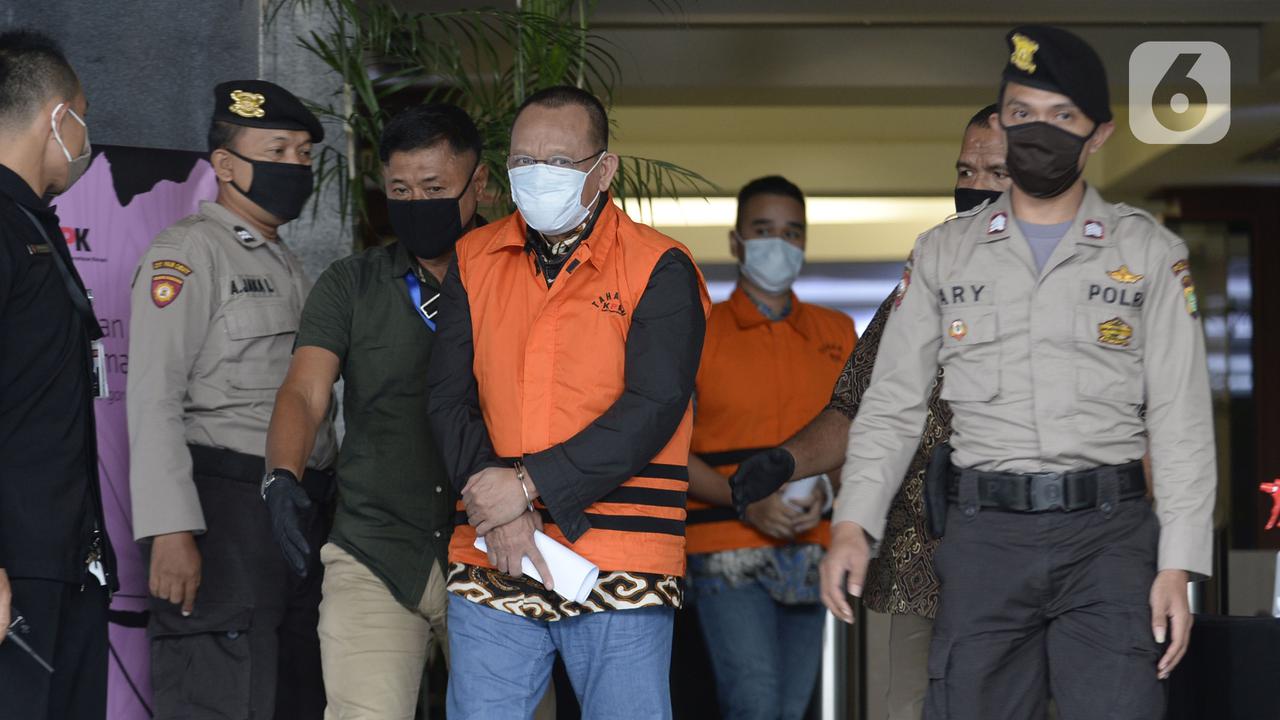FOTO: Nurhadi dan Menantu Pakai Rompi Tahanan Usai Ditangkap KPK