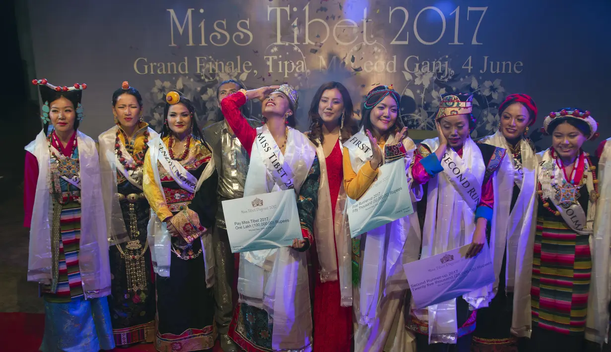 Suasana puncak acara dari Miss Tibet 2017 di Dharmsala, India, Minggu (4/6). Paldon, yang tinggal di negara bagian Karnataka, India dinyatakan sebagai pemenang di antara sembilan kontestan . (Foto AP / Ashwini Bhatia)