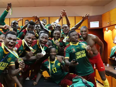 Para pemain Kamerun merayakan gelar juara Piala Afrika 2017 di Libreville, Gabon, Minggu (5/2/2017). Kamerun menang 2-1 atas Mesir pada laga final. (EPA/Gavin Barker)