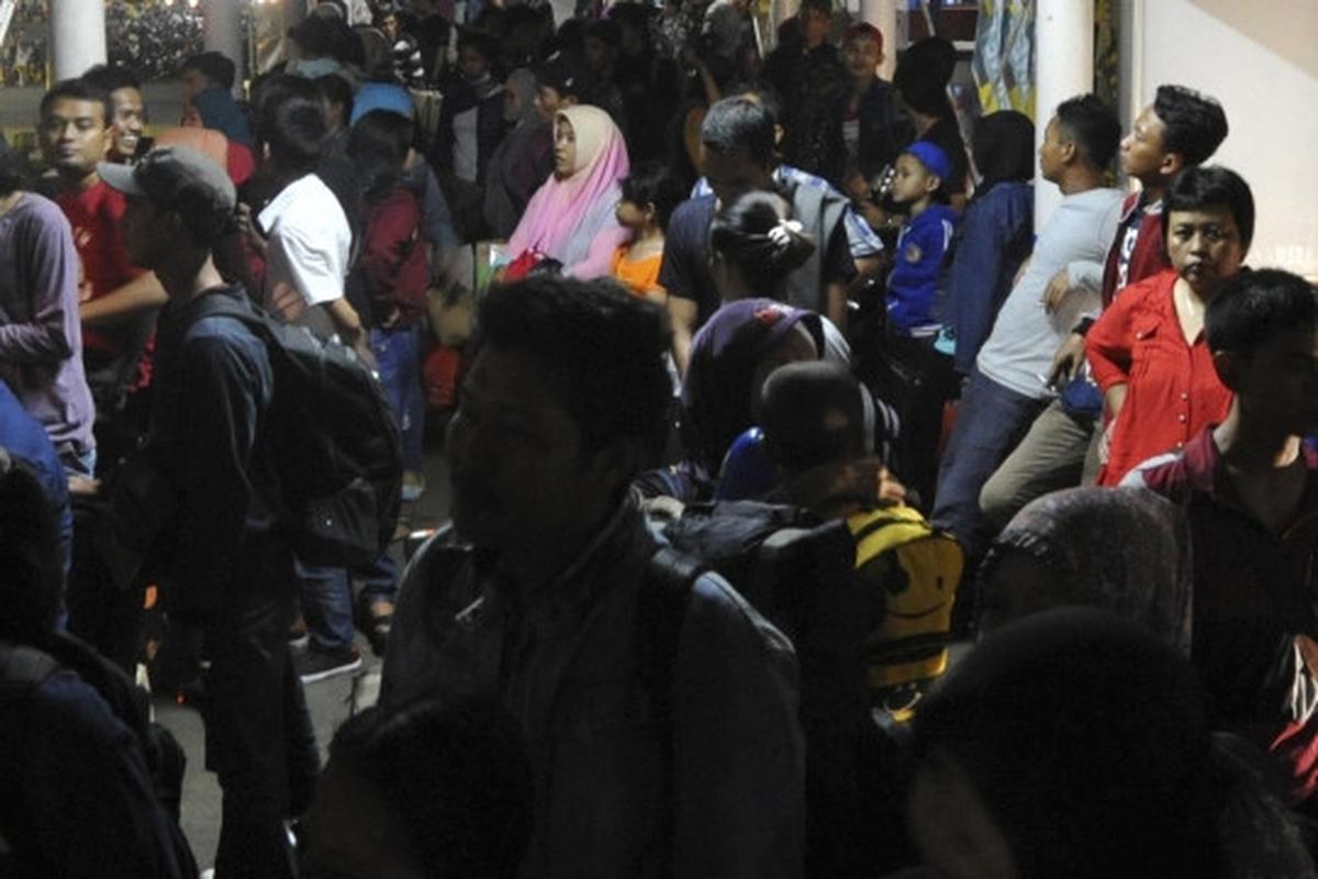 Ratusan pemudik padati Pelabuhan Merak