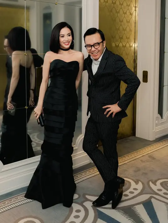 Penampilan kompak dan penuh chemistry antara Ari dan Dearly malam itu tak hanya menunjukkan kematangan cinta, tetapi juga selera fashion yang classy dan berkarakter. Pasangan ini sukses mencuri perhatian, bukan hanya karena status hubungan mereka yang akhirnya terungkap, tetapi juga karena gaya elegan yang mereka tampilkan bersama.  [@ari_lasso].