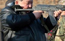 FOTO: Tampil Berjaket Kulit Hitam, Kim Jong-un Jajal Senapan Serbu saat Tinjau Kesiapan Pasukan untuk Perang