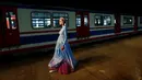 Model berjalan dengan balutan busana muslim khas Turki selama Istanbul Modest Fashion Week di stasiun kereta api Haydarpasa di Istanbul, Turki 13 Mei 2016. (REUTERS / Murad Sezer)