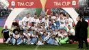 Pemain Lazio dan staf merayakan kemenangan dengan maskot mereka, burung elang dan trofi Coppa Italia pada akhir babak final yang mempertemukan Atalanta dan Lazio di Stadio Olimpico, Rabu (15/5/2019). Lazio keluar sebagai juara Coppa Italia setelah mengalahkan Atalanta 2-0. (Isabella BONOTTO/AFP)