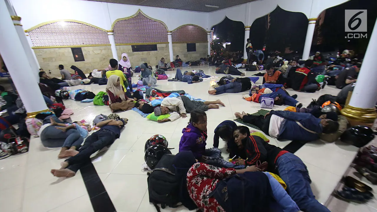 Arus Balik Pantura Diguyur Hujan, Pemotor Pilih Istrahat di Masjid