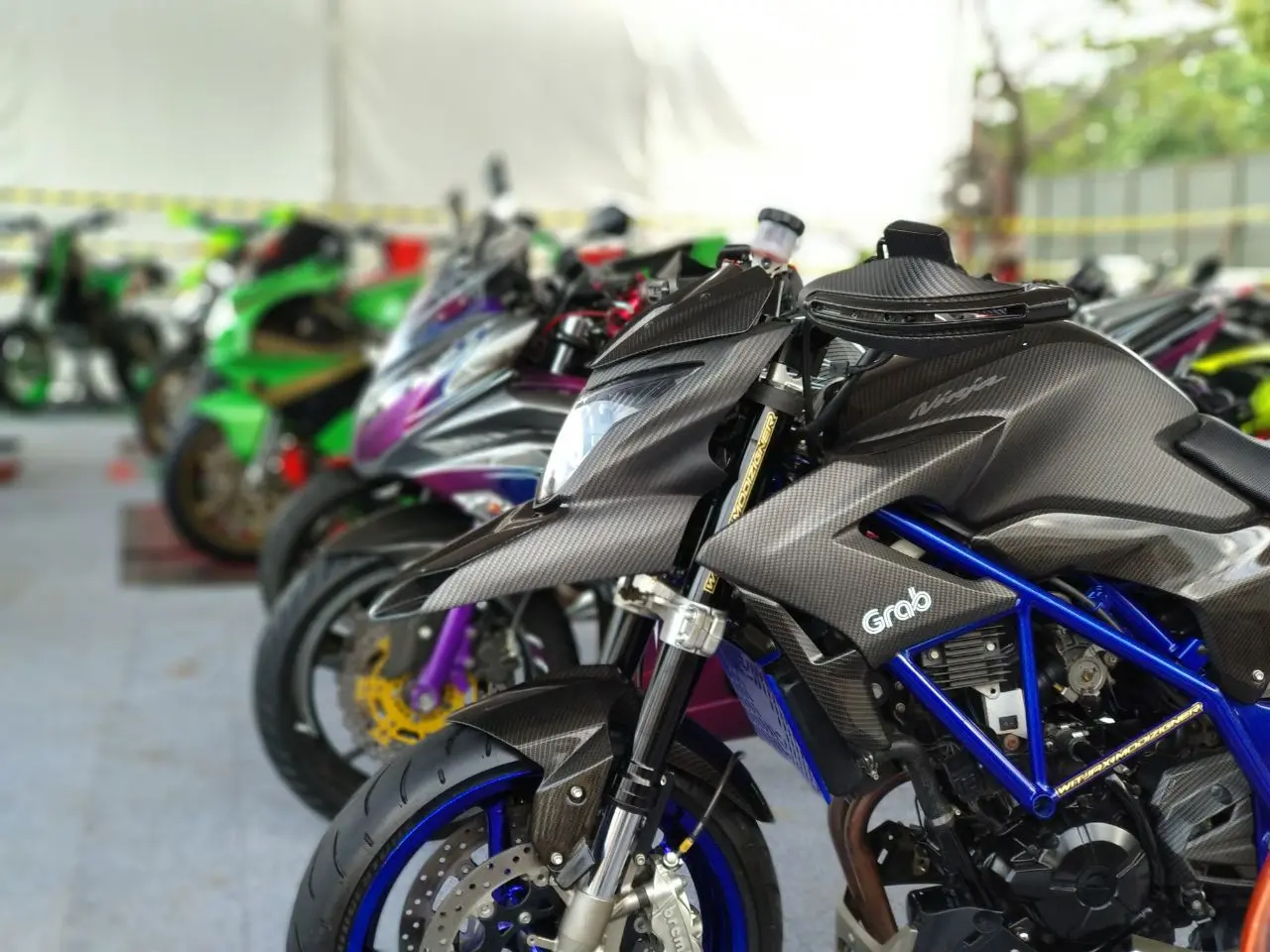 Modifikasi Ninja 250 bermotif serat karbon.(Amal/Liputan6.com)