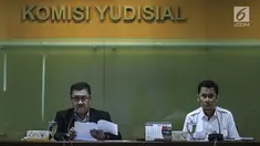 Ketua Bidang Seleksi Calon Hakim Agung Aidul Fitri Saida (kiri) bersama Kepala Biro Rekrutmen Advokasi dan Peningkatan Kapasitas Hakim Arie Sudihar memberikan keterangan pers kelulusan calon hakim agung di Komisi Yudisial, Jakarta, Rabu (8/7/2019). (Liputan6.com/Johan Tallo)