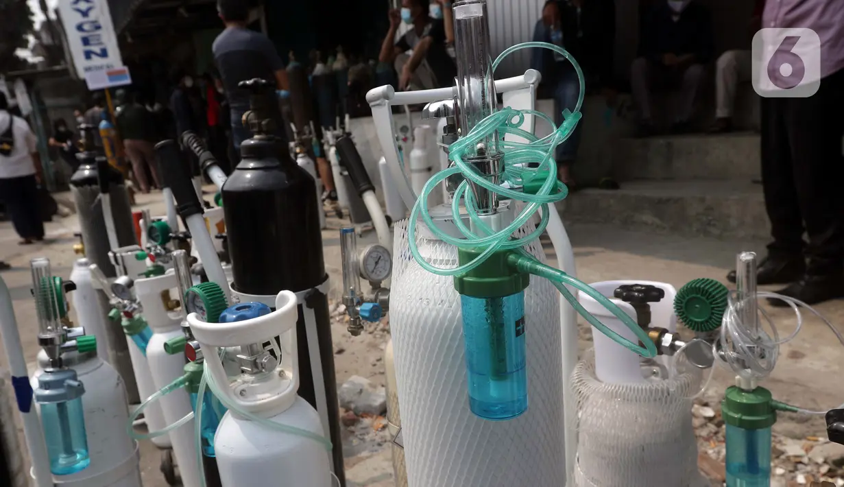 Antrean tabung milik warga berjejer di sekitar kios pengisian ulang oksigen medis Medical Oxygen di Jalan Minangkabau Timur, Jakarta, Senin (5/7/2021). Permintaan kebutuhan oksigen medis kian meningkat seiring naiknya kasus orang terkonfirmasi positif COVID-19. (Liputan6.com/Helmi Fithriansyah)