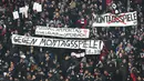 Penggemar membentangkan spanduk-spanduk bernada protes saat Kick-off  laga Eintracht Frankfurt vs RB Leipzig di Stadion Commerzbank Arena, Senin (19/2). Mereka juga mereka melemparkan ratusan bola tenis ke lapangan. (DANIEL ROLAND/AFP)