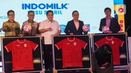 Seremonial perpanjangan kerja sama antara SCM dengan PSSI dilakukan dalam PSSI Partner Summit 2024 di Hotel Park Hyatt, Jakarta Pusat, pada Senin (16/12/2024). (Liputan6.com/Angga Yuniar)