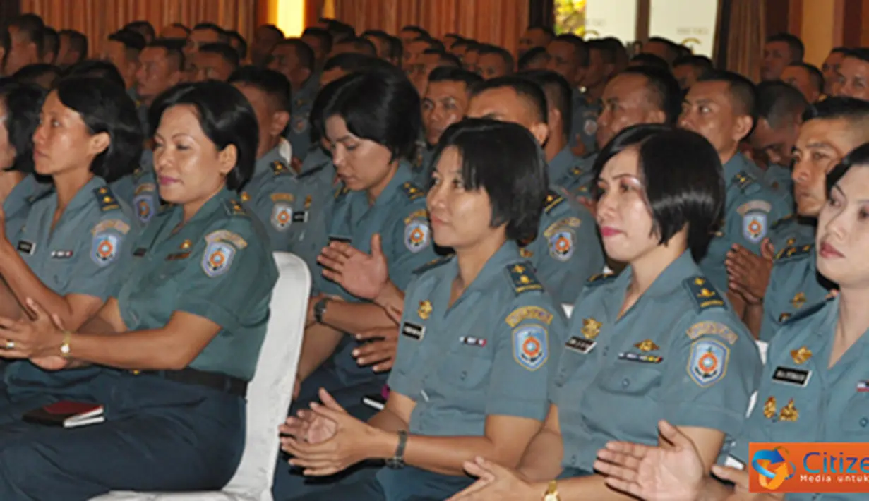Citizen6, Surabaya: Wakil Kepala Staf Angkatan Laut Laksamana Madya TNI  Dr. Marsetio memberikan pembekalan kepada siswa Diktukpa TNI AL angkatan XLI 2011, di Gedung Moeljadi, Bumimoro, Kobangdikal, Rabu (19/9). (Pengirim: Penkobangdikal).