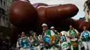 Marching band memainkan musik di depan balon raksasa berbentuk karakter tokoh komik selama parade Comic Strip Festival di Brussels, 15 September 2018. Tokoh komik terkenal dan karakter tokoh Belgia ditampilkan sepanjang jalan. (AP Photo/Francisco Seco)
