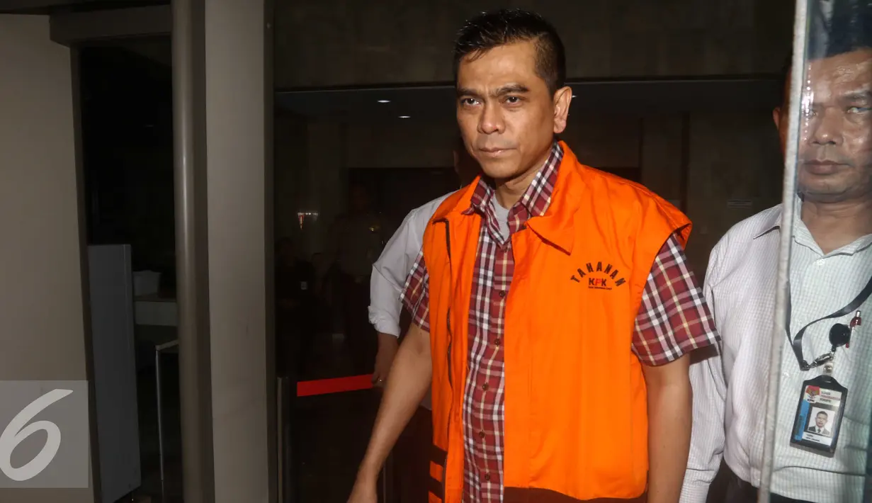 Ketua Komisi D DPRD DKI Jakarta, M. Sanusi usai menjalani pemeriksaan sebagai tersangka dengan saksi Direktur PT APL Ariesman Widjaja (AWJ) di gedung KPK, Jakarta,Selasa (2/5). (Liputan6.com/Helmi Afandi)
