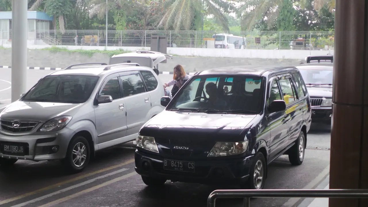 PLT Gubernur Riau Kecam Peredaran Mobil Berplat Jakarta