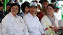 Presiden Jokowi didampingi Ibu Negara Iriana Widodo dan Menteri LHK Siti Nurbaya menghadiri acara peringatan Hari Menanam Pohon Indonesia dan Bulan Menanam Pohon Nasional di Tahura Sultan Adam, Kalsel, Kamis (26/11). (Liputan6.com/Johan Tallo)