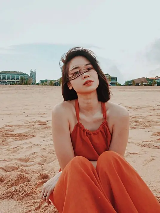 Memiliki kehidupan rumah tangga yang jarang tersorot, Laura kerap abadikan momen kebersamaannya dengan suami dan putranya yang bernama Owen Sanjaya. Seperti halnya saat menjalani liburan keluarga, ketiganya pun terlihat selalu kompak dan harmonis. (Liputan6.com/IG/@laurabas)