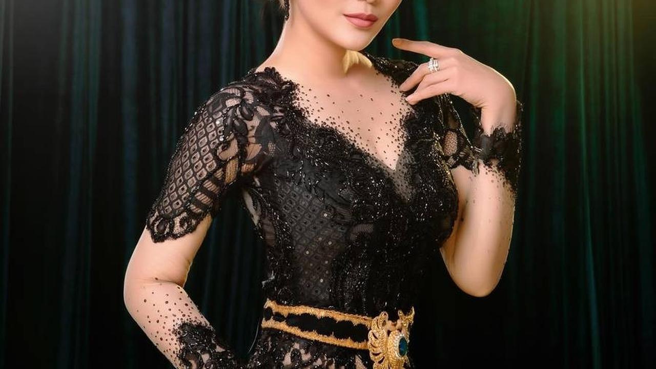 Inul Daratista, yang memiliki nama asli Ainur Rokhimah, adalah salah satu penyanyi dangdut terkemuka di Indonesia, dikenal dengan suara khas dan gaya penampilannya yang memukau.<br>