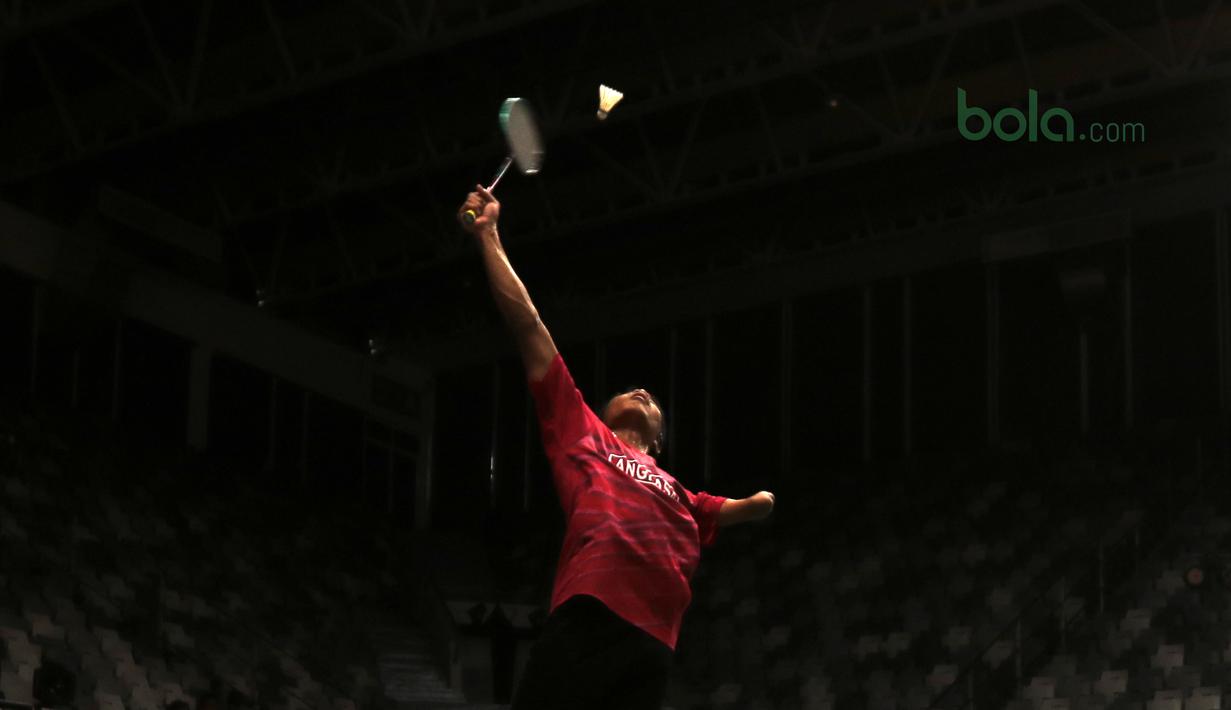 Atlet Bulutangkis dari Jawa Tengah, Suryo Nugroho melakukan smash ke arah lawannya dari DIY, Arya Sadewa pada kategori Bulutangkis SU-5 di Istora Senayan, Jakarta (27/6/2018). Suryo Nugroho menang 21-1, 21-8. (Bola.com/Nick Hanoatubun)