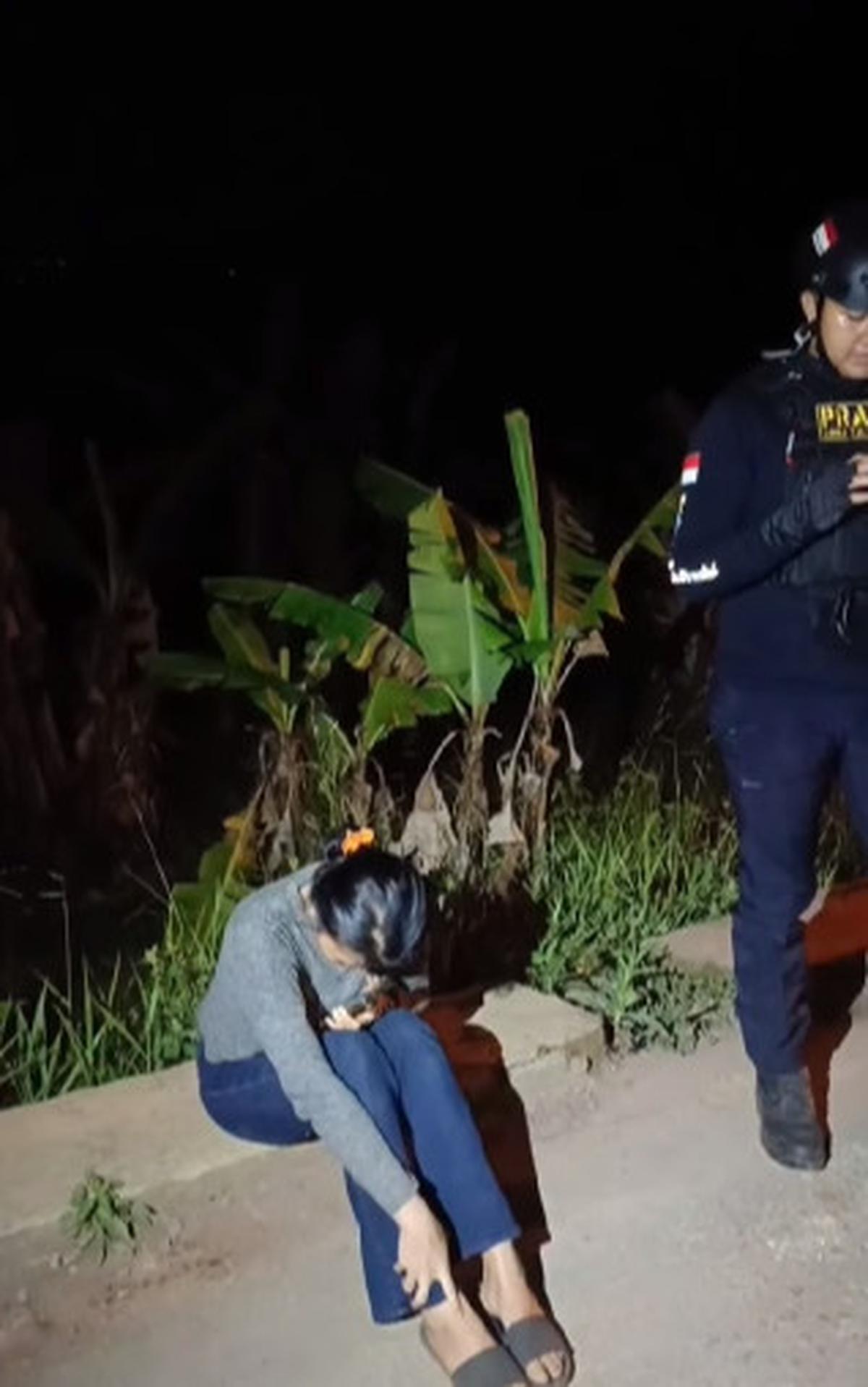 Wanita Ditinggal Teman Pria di Hutan Tengah Malam,