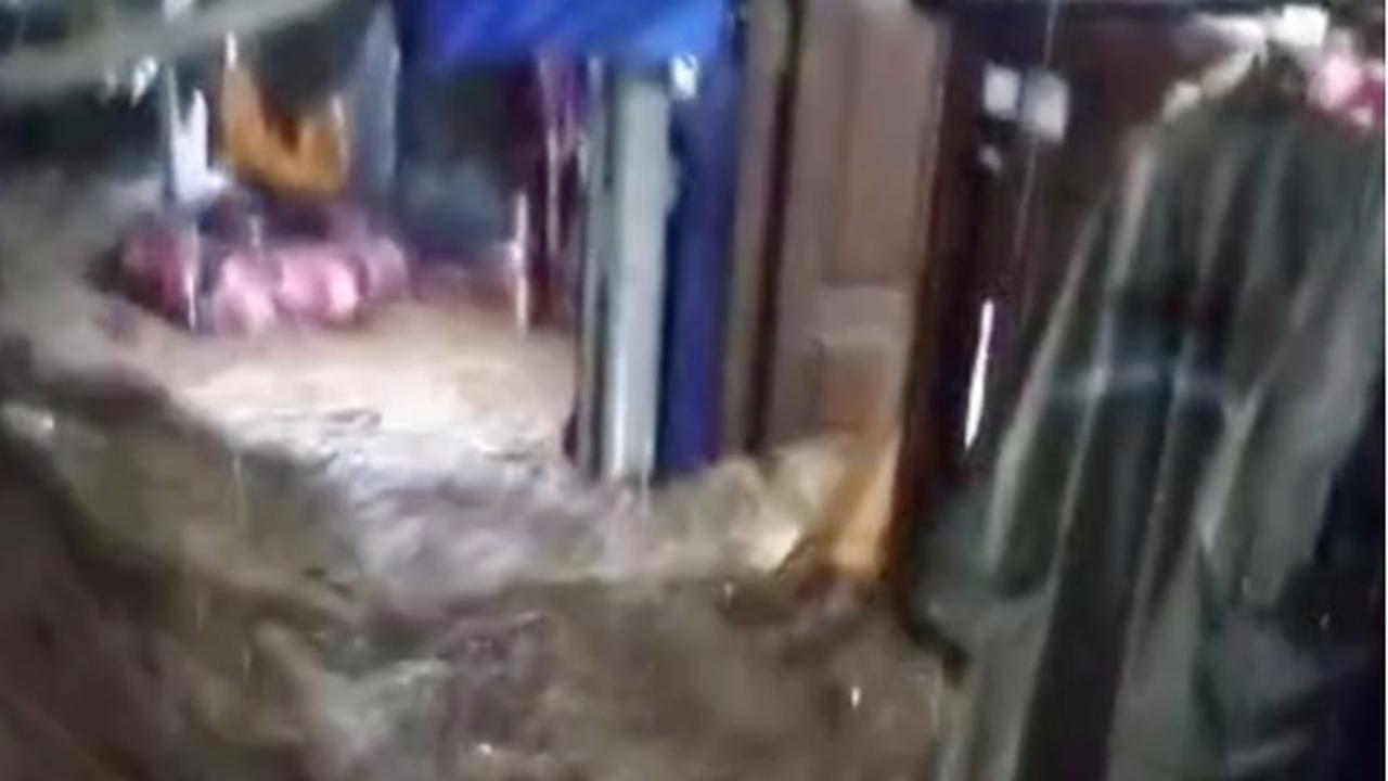Detik-Detik Mencekam Banjir Besar di Puncak Sapu Bersih Harta Benda & Tewaskan 1 Warga: Air Naik Hitungan Menit
