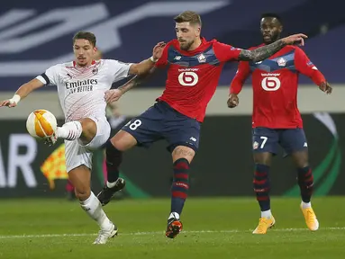 Gelandang AC Milan, Ismael Bennacer (kiri) berebut bola dengan pemain Lille, Xeka pada pertandingan lanjutan Grup H Liga Europa di stadion Stade Pierre Mauroy di Villeneuve d'Ascq, Prancis, Kamis (26/11/2020). AC Milan bermain imbang 1-1 atas Lille. (AP Photo/Michel Spingler)