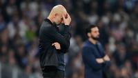 Pelatih Manchester City, Pep Guardiola tampak lesu setelah ditaklukkan Real Madrid pada laga leg pertama babak 16 besar Liga Champions di Stadion Santiago Bernabeu (12/3/2026). (AP Photo/Jose Breton)