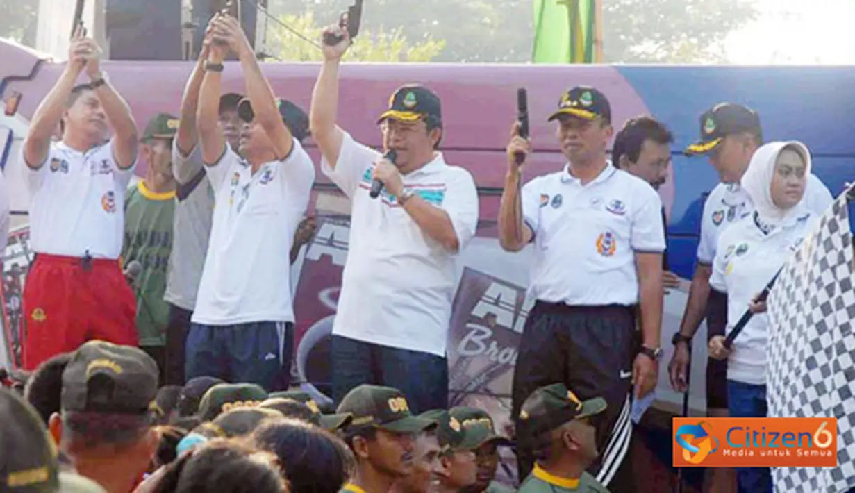 Citizen6, Bandung Barat: TNI sewilayah Tap II Bandung menggelar Lari 10 K yang diakhiri dengan penanaman pohon di areal Bumi Baru Parahyangan. (Pengirim: Pendam III/Slw)
