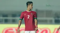 Pemain Timnas Indonesia U-23, I Putu Gede Juniantara saat melawan Bahrain pada laga PSSI Anniversary Cu 2018 di Stadion Pakansari, Bogor, (26/4/2018). Bahrain menang 1-0. (Bola.com/Nick Hanoatubun)
